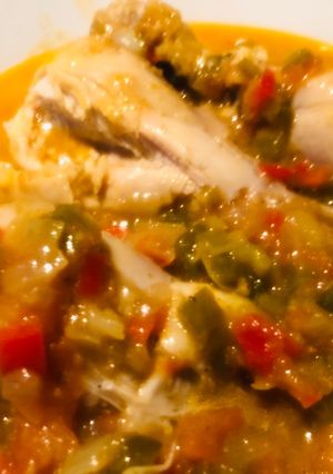 Una foto de Muslos de pollo guisados ligeramente picantes