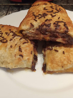 Una foto de Napolitanas de mermelada con chocolate y pasas