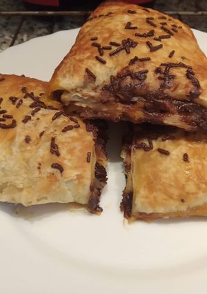 Una foto de Napolitanas de mermelada con chocolate y pasas