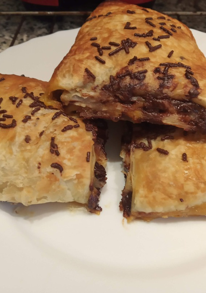 Una foto de Napolitanas de mermelada con chocolate y pasas