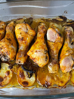 Una foto de Muslos de pollo al horno con un toque mediterráneo