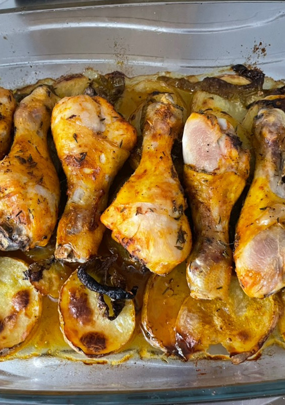 Una foto de Muslos de pollo al horno con un toque mediterráneo