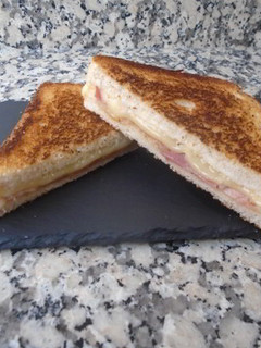 Una foto de Sándwich de bacon con compota de manzana