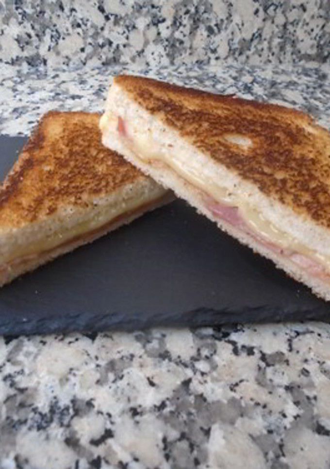 Una foto de Sándwich de bacon con compota de manzana