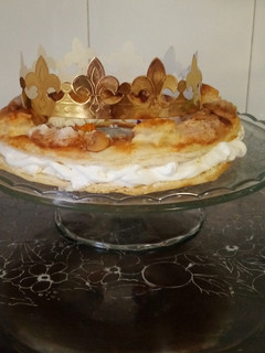 Una foto de Roscón de reyes de nata en masa de hojaldre