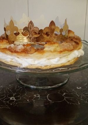 Una foto de Roscón de reyes de nata en masa de hojaldre