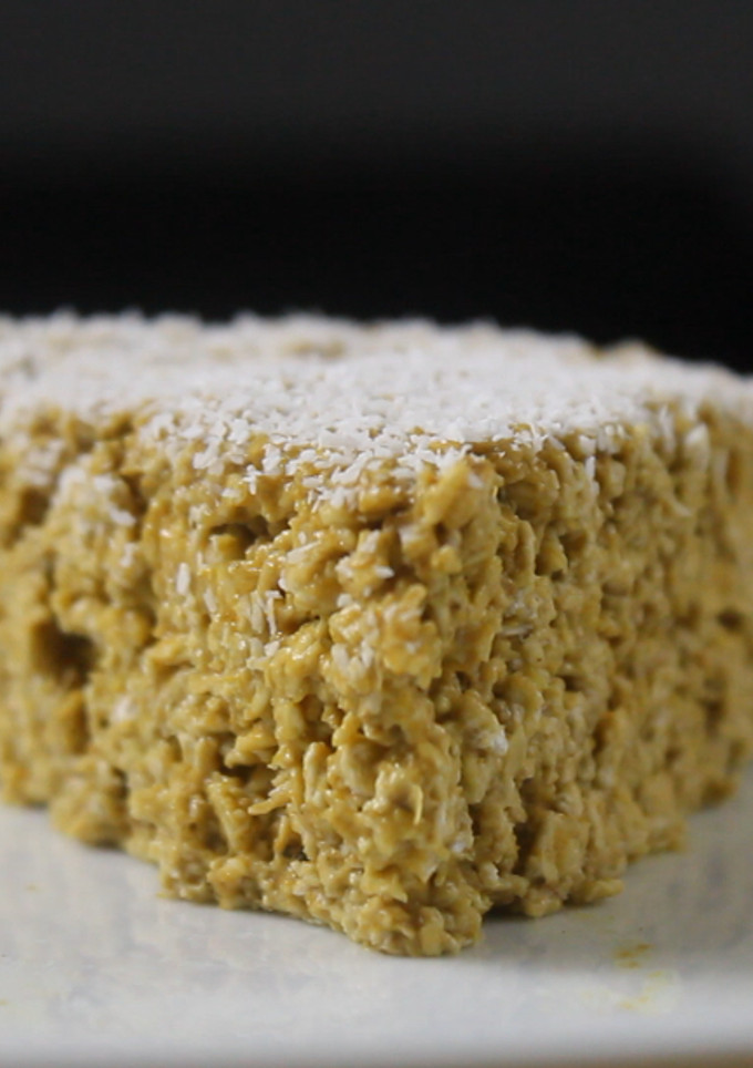 Una foto de Pastel de avena y plátano / Sin gluten y Sin Horno - 👉 Postres Veganos