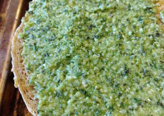 Basil pine nuts pesto