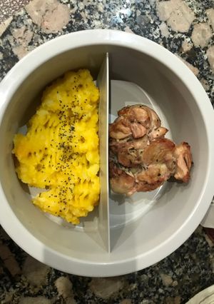 Una foto de Pata Muslo rellena con Jamón, Queso y Morrón con guarnición de puré mixto