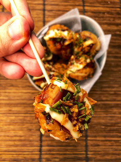 Una foto de Takoyaki 🇯🇵 de pulpo 🐙 fáciles en sartén sin molde con salsa Tonkatsu Bulldog