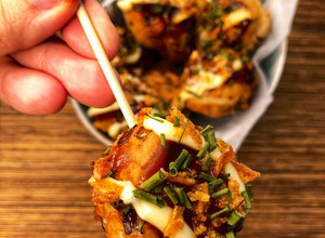 Foto principal de Takoyaki 🇯🇵 de pulpo 🐙 fáciles en sartén sin molde con salsa Tonkatsu Bulldog