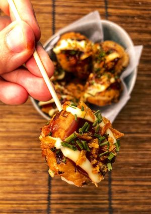 Una foto de Takoyaki 🇯🇵 de pulpo 🐙 fáciles en sartén sin molde con salsa Tonkatsu Bulldog
