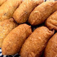 A picture of Inarizushi (sushi rice in seasoned Aburaage).