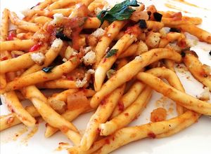 Foto di Strozzapreti Freschi con 'Nduja di Spilinga, Lardo Nostrano e Olive Nere al Profumo di Pane Profumat