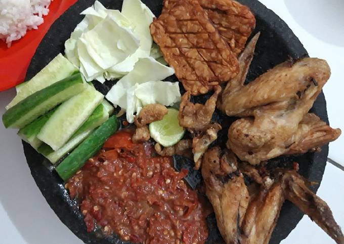 Ayam Goreng Bawang Putih Sambel Dadak