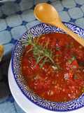 Salsa cruda de tomate, cebolleta y romero para ensaladas (casera)