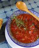 Salsa cruda de tomate, cebolleta y romero para ensaladas (casera)