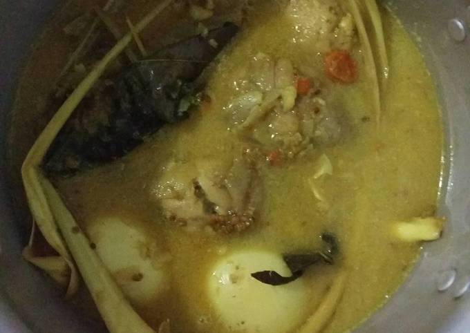 Opor Ayam Telur Bumbu Kuning