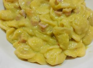 Foto di Orecchiette con crema di asparagi e fonduta di fontina