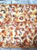 Pizza carbonara con base de pan rústico
