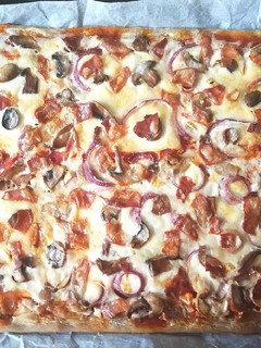 Una foto de Pizza carbonara con base de pan rústico
