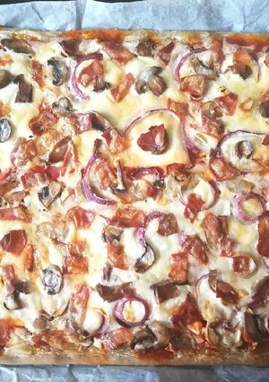 Foto principal de Pizza carbonara con base de pan rústico