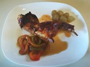 Una foto de conejo al horno