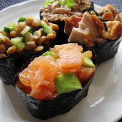 A picture of ‘Gunkan’ Maki Sushi.
