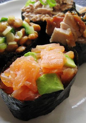 A picture of ‘Gunkan’ Maki Sushi.