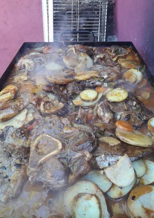 Una foto de Osobucco a la plancha con papas