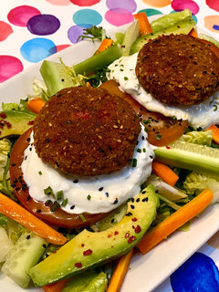 Una foto de Falafel de tomate seco y pimiento asado (Robot Mambo)