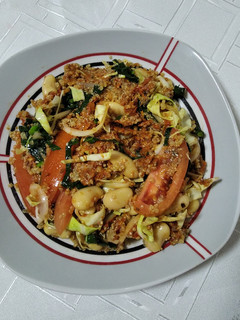 Una foto de Ensalada vegana superpoderosa -quinoa, alubias y vegetales- 🥙:)