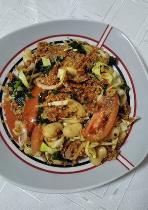 Una foto de Ensalada vegana superpoderosa -quinoa, alubias y vegetales- 🥙:)