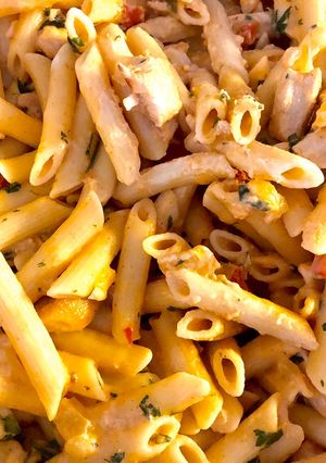 Csirkemell tejszínes-sajtos pennével recept fotója