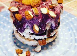 Foto di Fake tiramisù con gallette di riso, yogurt greco e marmellata