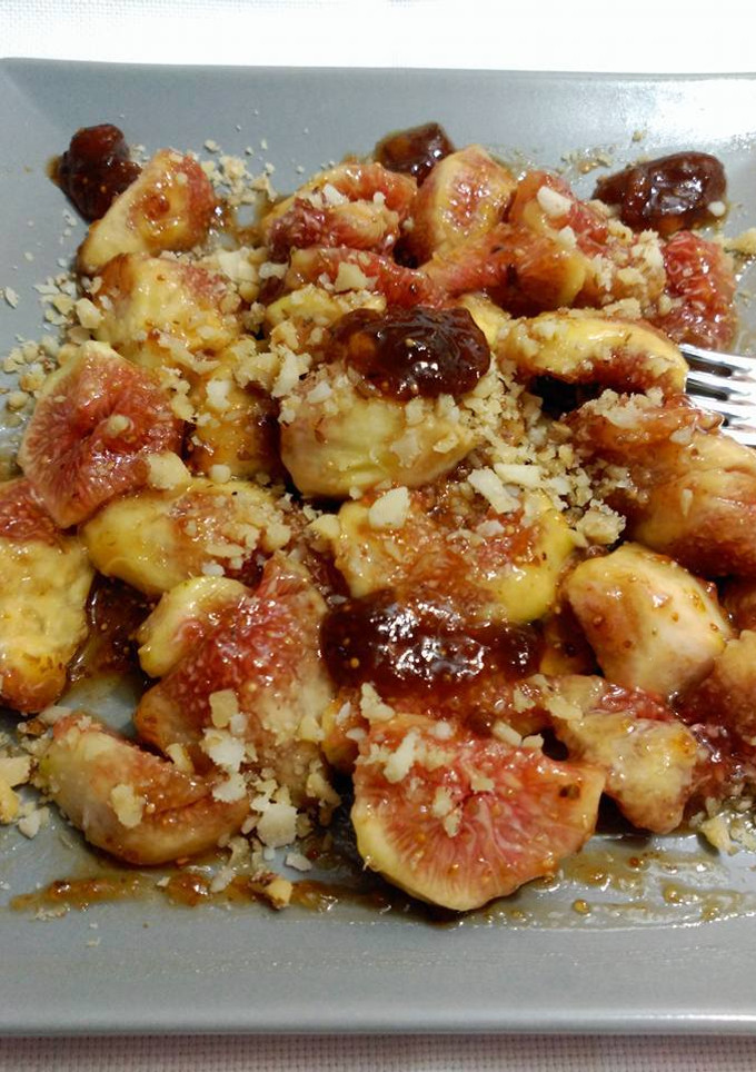 Una foto de Postre con higos frescos, mermelada de higos casera y almendras