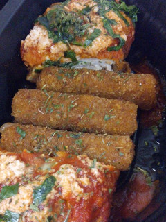 Una foto de Pechuga Parmesana Con Espinacas