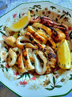 Una foto de Calamar a la plancha al limón con ajos garrapiñados y perejil