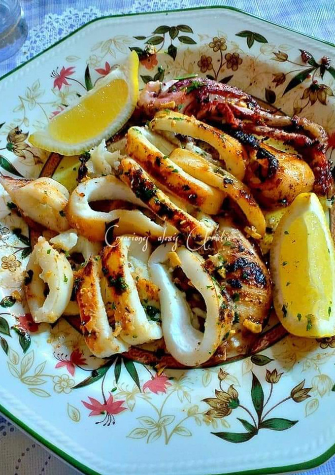 Una foto de Calamar a la plancha al limón con ajos garrapiñados y perejil