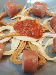 Una foto de Spaghetti picantes y dulces con salchichas de pavo fantasia