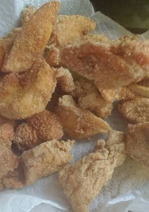 Una foto de Karage japonés (pollo marinado frito)