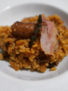 Una foto de Arroz de salchichas y ceps con panceta ibérica curada