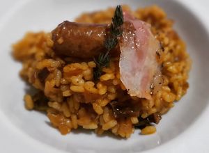 Una foto de Arroz de salchichas y ceps con panceta ibérica curada