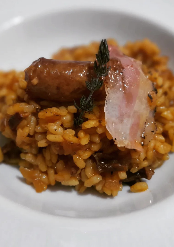 Una foto de Arroz de salchichas y ceps con panceta ibérica curada