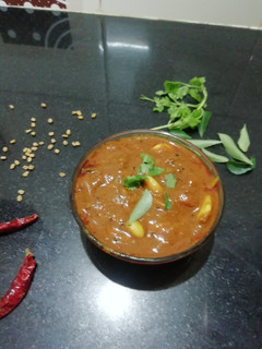 வத்தக்குழம்பு(vatthal kulambu recipe in tamil) செய்முறை முக்கிய புகைப்படம்