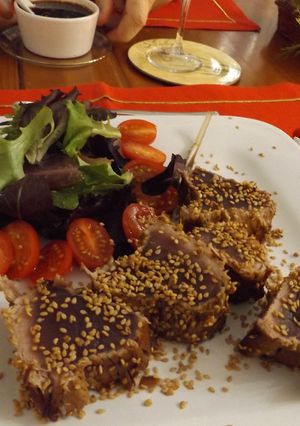 Una foto de Tataki de atún rojo