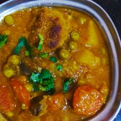 A picture of Chana dal badi with gazar.