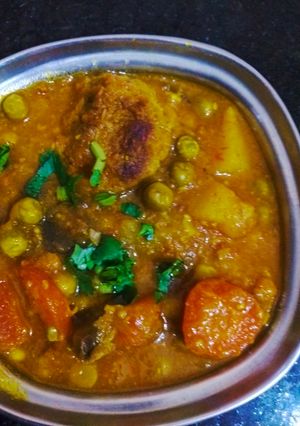 A picture of Chana dal badi with gazar.