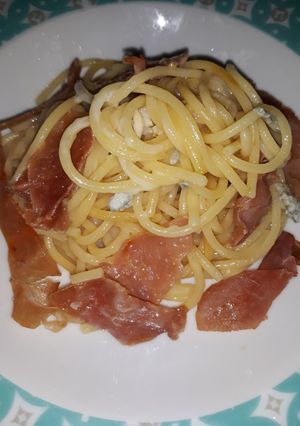 Foto di Spaghetti al San Daniele croccante e Blu di Capra