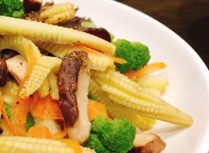 Hình của món Bắp non xào ngũ sắc.